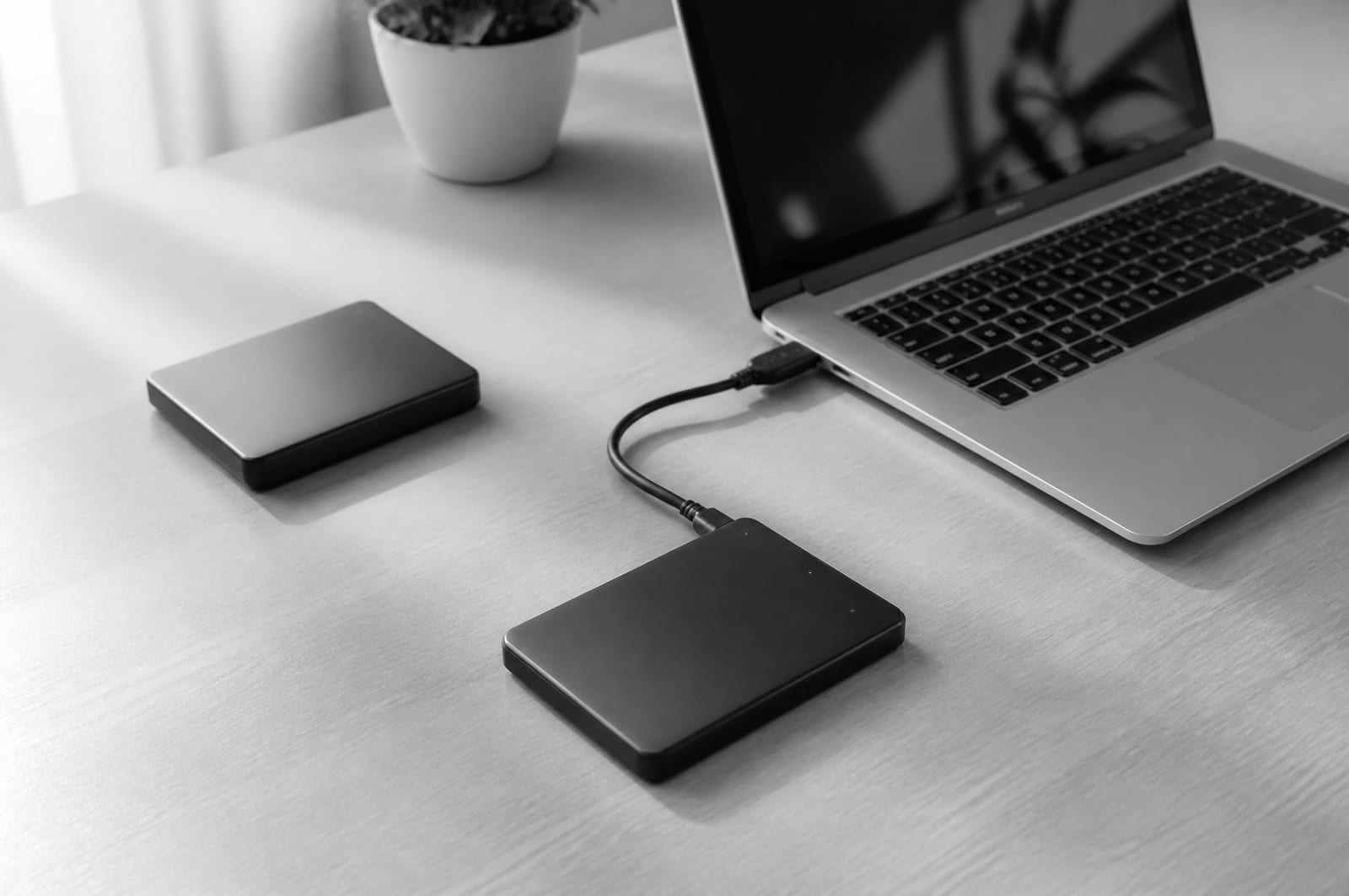 Ordinateur portable sur un bureau rangé
